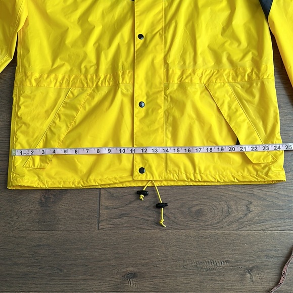 VTG Man’s Northern Escape Rain Coat - Picture 7 of 11